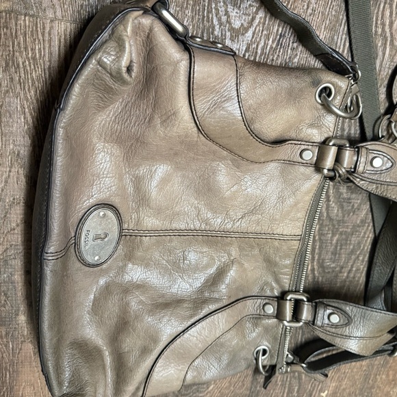 Fossil mint near new condition large  Gray Leather Shoulder Bag/crossbody KEY - Picture 2 of 16